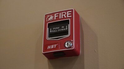 Dlaczego przestrzeganie zasad BHP i PPOŻ to klucz do bezpieczeństwa w firmie?