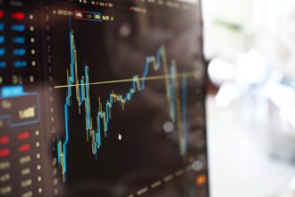 Jak stworzyć portfel akcyjny odporny na zmienność rynku?